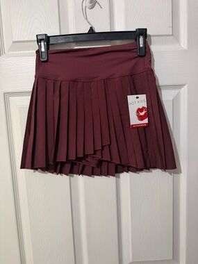Hot Kiss Pleated Mini Skirt in Burgundy